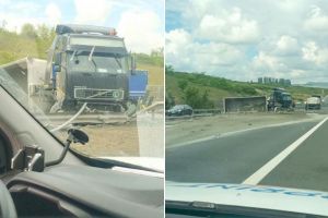 UPDATE FOTO, VIDEO| ACCIDENT rutier pe autostrada A1, după Cunţa: Un camion încărcat cu nisip s-a răsturnat după coliziunea cu un parapet