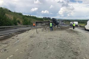 FOTO Trafic îngreunat pe autostrada Sibiu – Deva. Un TIR s-a răstrunat