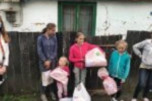 Un zâmbet de ziua lor! Copiii cărăşeni mai puţin favorizaţi de soartă au primit cadouri de la Asociaţia „Acasă în Banat”