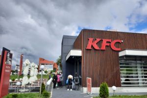 Tânăr din Bistriţa, reţinut după ce l-a agresat pe un bărbat din Maieru în parcare la KFC