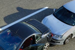 ACCIDENT rutier în Oarda: O femeie a fost rănită în urma coliziunii a două maşini din cauza neacordării de prioritate