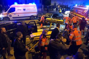 VIDEO Incredibil! Scandalul făcut de botoşăneanul care a produs accidentul de pe Bulevard, în faţa poliţiştilor. „Dacă îţi …. una îşi sar ochelarii”