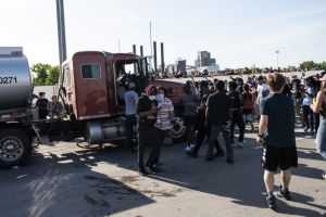FOTO Proteste violente în SUA – Maşini de politie incendiate şi sute de oameni arestaţi