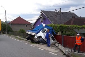 O autoutilitară a rupt un stâlp de electricitate la Galaţii Bistriţei (FOTO)