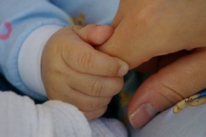 Un bebeluş de cinci săptămâni s-a VINDECAT de COVID-19