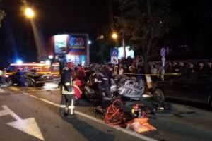 Botoşani: Un tânăr care se filma în timp ce conducea şi transmitea imaginile pe internet a produs un accident cu 6 victime