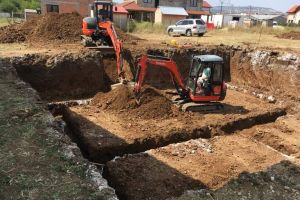 FOTO Descoperire şocantă făcută de un botoşănean în curtea sa. A sunat imediat la 112