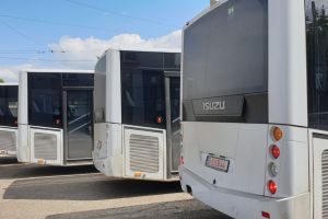 FOTO Au ajuns la Botoşani autobuzele care vor înlocui tramvaiele. Vezi cum arată!