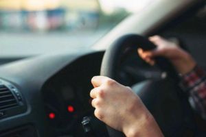 Borsec: la numai 13 ani, conducea un autoturism în care se aflau şi părinţii săi