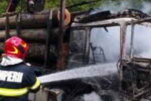 Autotren încărcat cu material lemnos, cuprins de flăcări pe drumurile din Caraş-Severin