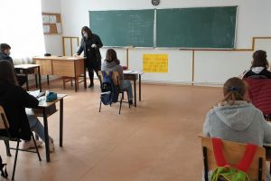 Prima zi de cursuri cu măştile pe faţă. Elevii de la ”Grigore Silaşi” Beclean, încurajaţi: Vă veţi obişnui