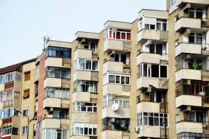 În ciuda contestatarilor, Primăria Oradea organizează în iulie prima sesiune de atestare a administratorilor de asociaţii de proprietari