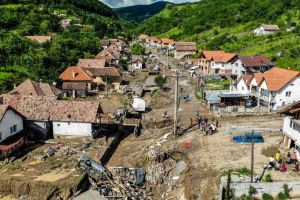 VIDEO| La un an de la INUNDAȚIILE catastrofale de la Răchita, drumurile au fost doar cârpite, iar oamenii înca tremură la fiecare tunet şi ploaie