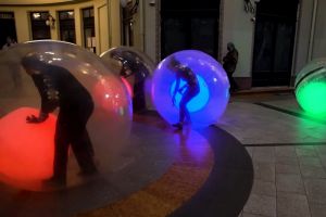 Izolaţi în bile uriaşe, actorii trupei Arcadia din Oradea le-au transmis copiilor un mesaj, de 1 iunie: 