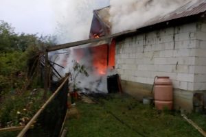 O locuinţă din Urecheşti a fost mistuită de flăcări din cauza unui banal scurtcircuit!