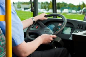Șoferul unui microbuz care transporta copiii la şcoală, trimis în judecată pentru infracţiuni la regimul circulaţiei