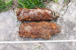 FOTO: Proiectile explozive de război găsite într-o pivniţă la Richiş