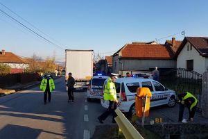 ACCIDENT rutier pe DN 1, sensul Santimbru-Teius: Un tânăr de 25 de ani a intrat cu maşina pe contrasens şi a intrat în coliziune cu un autotren