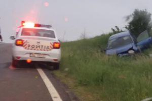 FOTO Accident pe drumul Botoşani- Săveni. O femeie a ieşit s-a răsturnat cu maşina