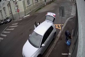 Filmaţi în fapt: Au scos pungi de gunoaie din portbagaj şi le-au lăsat pe stradă, în centrul Oradiei (FOTO / VIDEO)