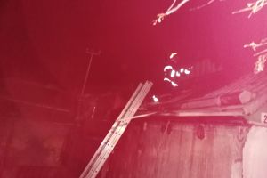 FOTO Doi soţi, în stare gravă după un incendiu la Botoşani. Bărbatul era resuscitat
