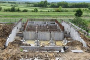 Bazinul de înot de la Fărcaşa prinde contur (FOTO)