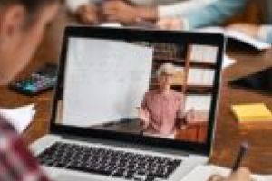 Vânzări de pandemie! Școala online a golit magazinele din Lugoj de camere web, microfoane şi tablete