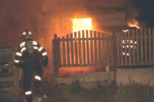 O femeie din Botoşani a dat foc scărilor unei case. Un bărbat a fost rănit