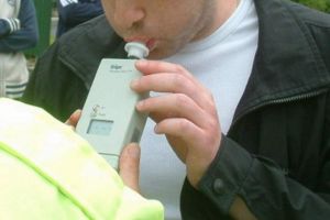 A încercat să se opună controlului şi a fost imobilizat de poliţiştii chemaţi în ajutor