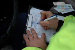 Tânăr fără permis, la volanul unei maşini neînmatriculate, cu număr fals