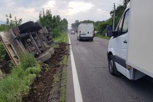 Camion răsturnat în afara D.N. 13/A, în apropierea municipiului Miercurea-Ciuc
