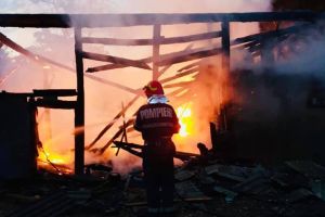 FOTO. Incendiu violent în judeţul Satu Mare. Intervenţie de urgenţă a pompierilor