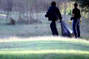 Zeci de voluntari vor strânge gunoiul de pe malul Timişului, la început de weekend. Vă puteţi înscrie şi voi