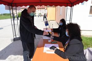 Alegeri la Universitatea Oradea, în condiţii speciale: Secţii de vot în aer liber, electorii stau la distanţă şi poartă măşti (FOTO / VIDEO)