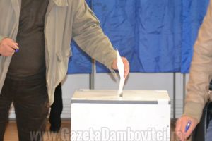 CCR: Prelungirea mandatelor aleşilor locali şi data alegerilor, neconstituţionale