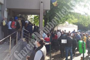 Coadă şi îmbulzeală pentru sănătate, la Policlinica Târgovişte