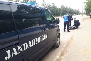 FOTO! Bărbat prăbuşit pe partea carosabilă, în zona industrială din Botoşani. Jandarmii i-au acordat primul ajutor până la sosirea ambulanţei