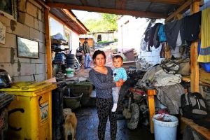 VIDEO FOTO Copii flămânzi, mame minore şi sărăcie lucie – O sută de familii trăiesc ca în Evul Mediu la marginea Sibiului