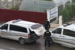 FOTO & VIDEO Descindere cu mascaţii la o primărie din Botoşani! Procurorii au confiscat mai multe documente