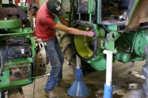 Veste bună pentru fermierii mureşeni! Mecanici şi tehnicieni agricoli, şcoliti de USAMV!