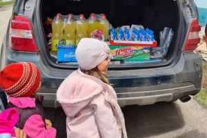 Sute de bătrâni şi copii săraci din judeţul Sibiu au primit mâncare şi jucării