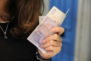 Și-a trimis iubitul la muncă, şi-a ridicat o casă pe banii lui, apoi l-a alungat ca pe un câine