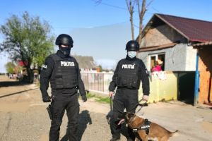 Doi sătmăreni ce au fugit din izolare, sancţionaţi şi duşi în carantină