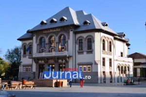 Ateneul Popular îşi repară scena şi a semnat un contract de 500 de euro cu o firmă abia înfiinţată anul acesta