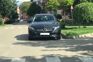 FOTO ȘTIREA TA| ”Regele” parcărilor la Alba Iulia: Cum şi-a lăsat un şofer maşina pe contrasens, chiar lângă intersecţie şi trecerea de pietoni