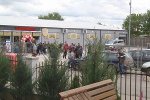 FOTO Un supermarket deschis la Botoşani în timpul unor percheziţii. Acţiunea procurorilor are legătură chiar cu magazinul respectiv