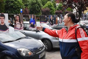 EMOȚIONANT. Surpriză deosebită pentru absolvenţi şi părinţi! Fotografiile tinerilor, expuse pe stradă
