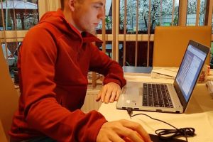 FOTO| Mihnea Costachi, în sferturile de finală ale Campionatului Naţional de sah online