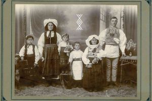 Îmbracă o ie şi participă la “Acasă, la origini”, proiect fotografic despre trecut, pentru prezent şi viitor