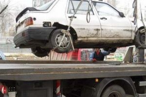 Vehiculele abandonate în parcările şi pe drumurile publice vor fi ridicate